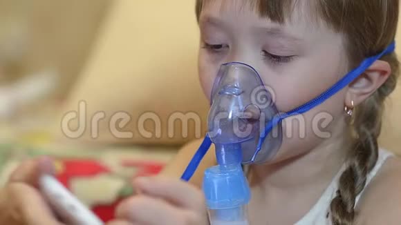 女孩吸入蒸汽治疗生病的孩子在医院打电话视频的预览图