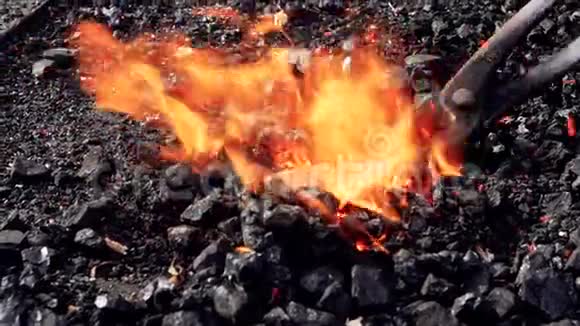 铁匠锻造燃烧的火钢制造视频的预览图