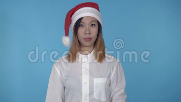 美丽的韩国女性圣诞时间显示签名拇指视频的预览图