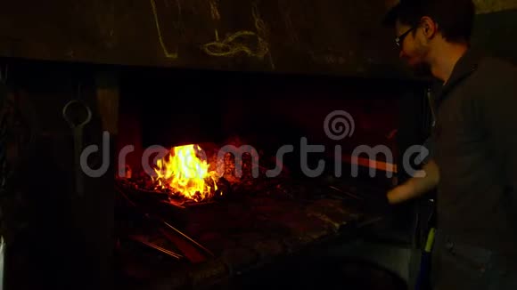 铁匠炉里的火视频的预览图