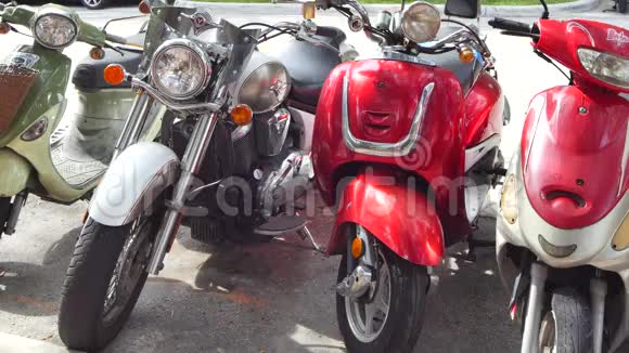 街上的摩托车视频的预览图