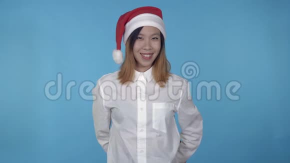 美丽的韩国女性圣诞节礼物视频的预览图