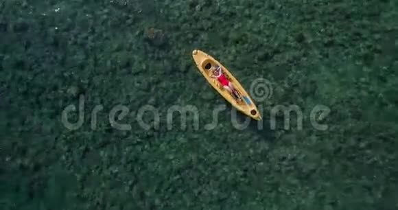 皮艇上穿泳装的女人的镜头视频的预览图