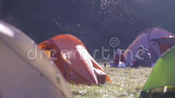 在秋天雾蒙蒙的早晨在森林的绿草上有帐篷的营地秋天周末森林徒步旅行带帐篷视频的预览图