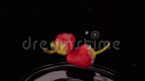 成熟的草莓瀑布在桌子上视频的预览图