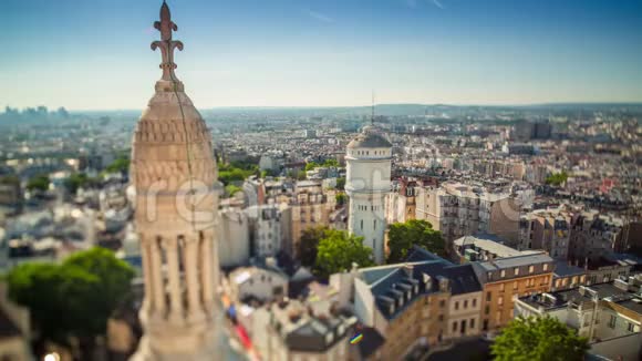 巴黎时间的全景从蒙马特圣心大教堂俯瞰晴天视频的预览图