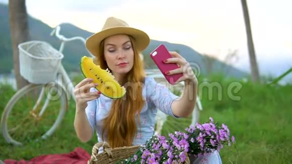 女人带着西瓜自拍享受野餐视频的预览图