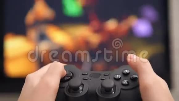 女孩玩电子游戏视频的预览图