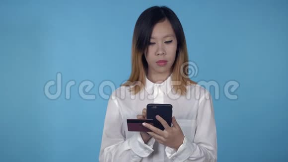 美丽的韩国女性购物使用互联网视频的预览图