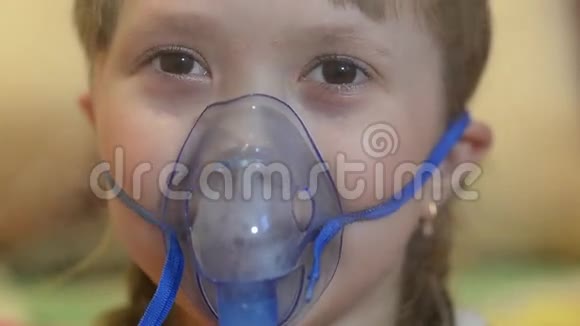 生病的小女孩微笑着用口罩吸入女孩住院时用吸入治疗视频的预览图