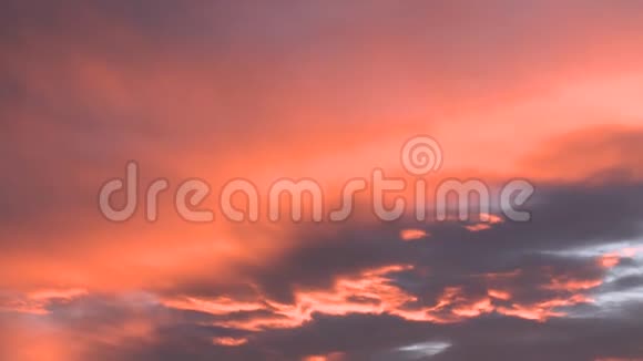 黑山岩石上的树夕阳红霞美丽的天空视频的预览图