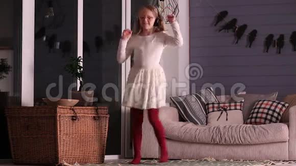 带着耳机跳舞的小女孩视频的预览图