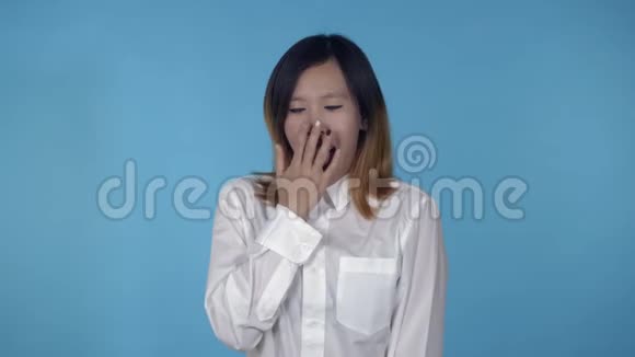 美丽的韩国女性显示失眠视频的预览图