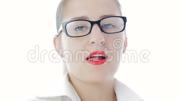 带有红色口红戴眼镜的优雅女人的慢镜头视频的预览图