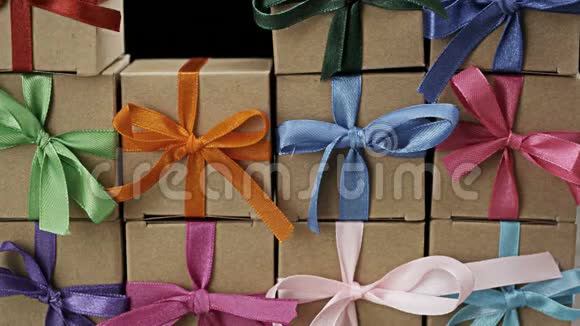 五颜六色的礼物盒显示闪光销售短语视频的预览图