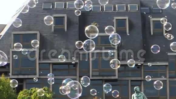 有肥皂气球泡泡的慢动作城市视频的预览图