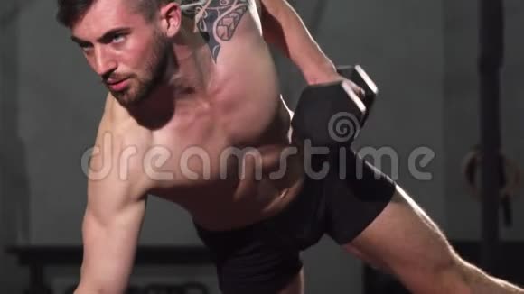 肌肉发达的纹身男在健身房锻炼视频的预览图