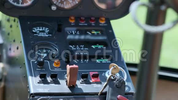 直升机的控制面板飞机驾驶舱面板上的飞行指示器显示器飞机控制系统工具视频的预览图