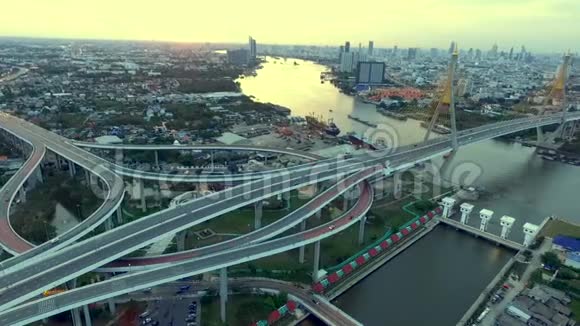 bhumiphol桥穿越潮拉亚河的鸟瞰图泰国曼谷的重要地标和交通及陆运视频的预览图
