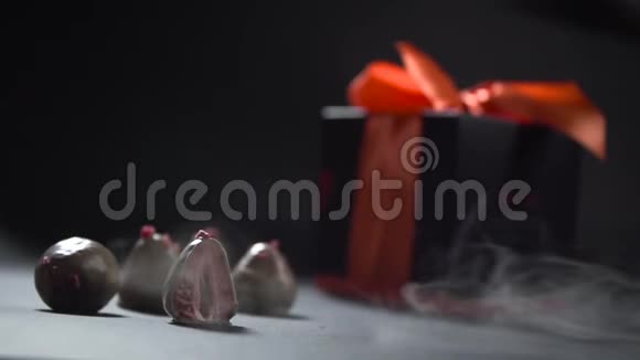 烟把草莓裹在巧克力里视频的预览图
