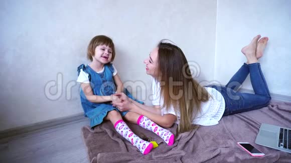 可爱的女孩和母亲与小女儿交流在白天快乐地在房间里度过时光视频的预览图