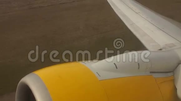 从机场起飞的飞机视频的预览图
