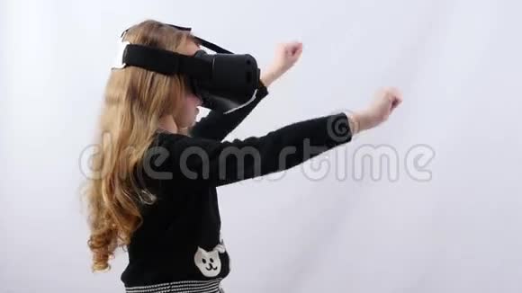 女孩用虚拟现实眼镜玩游戏视频的预览图