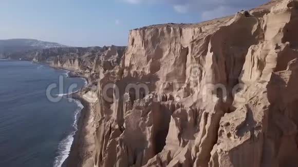 圣托里尼岛Vlihada海滩的鸟瞰图视频的预览图