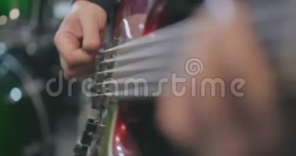 关闭音乐家弹吉他与Pick视频的预览图