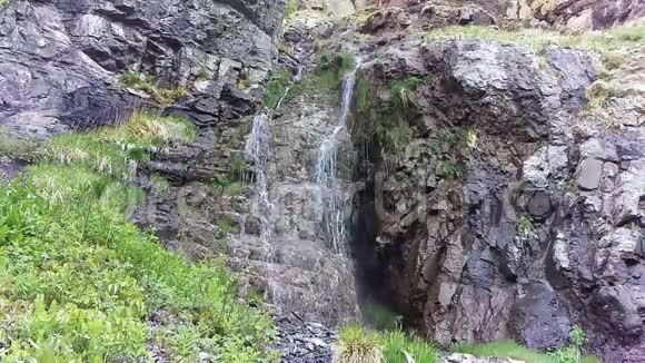 失落的小溪瀑布春天视频的预览图