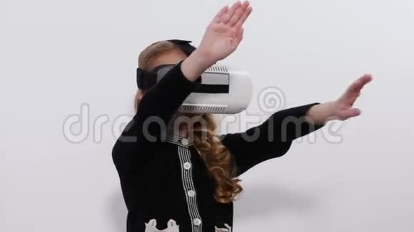 一个戴着虚拟现实眼镜的女孩远离威胁视频的预览图