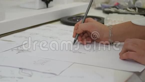 珠宝设计师手工绘制工作室设计图视频的预览图