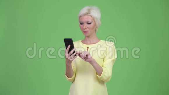 一位漂亮的女商人金发短发打电话视频的预览图