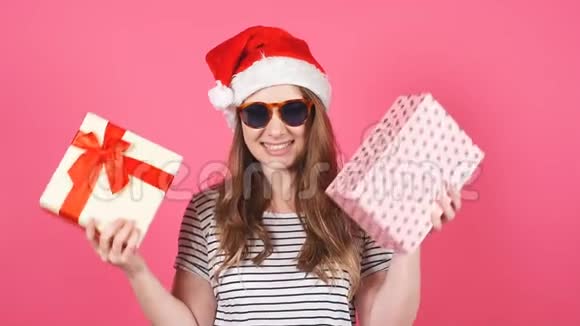 迷人的女孩手里拿着礼品盒表现出不同的情绪慢动作视频的预览图