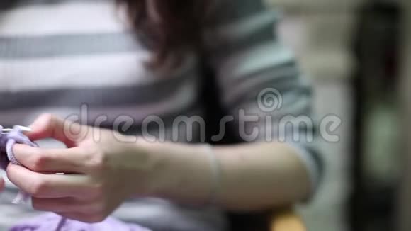 女性手缝一只泰迪熊创造柔软的手工玩具录像片段视频的预览图