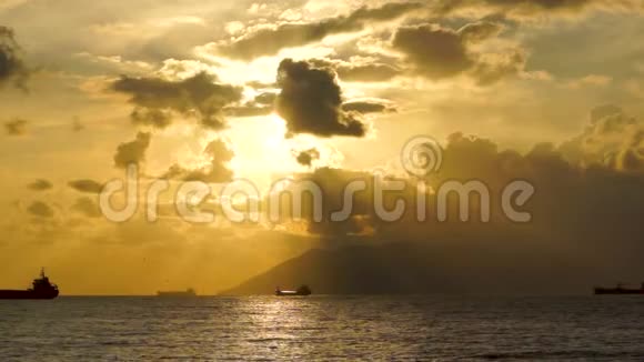 戏剧日落时海上壮丽的景色和船只视频的预览图