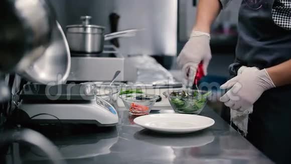厨师搅动生菜的叶子视频的预览图