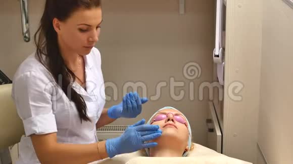 美容师用面霜和按摩妇女在水疗中心进行美容治疗专业美容师视频的预览图