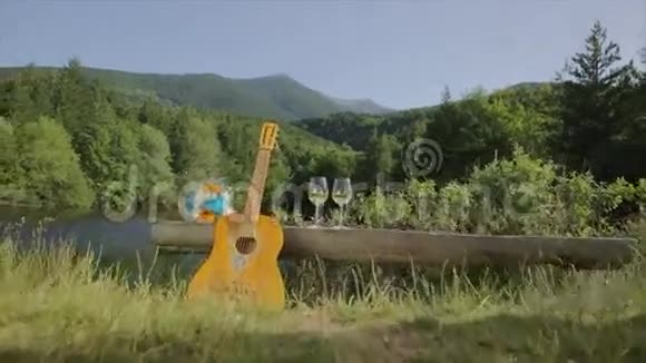瑞士湖边的吉他和满是藤蔓的眼镜视频的预览图