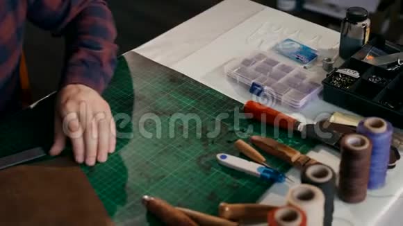 手工制作皮夹的过程巫师在皮皮上做了记号自己的业务视频的预览图