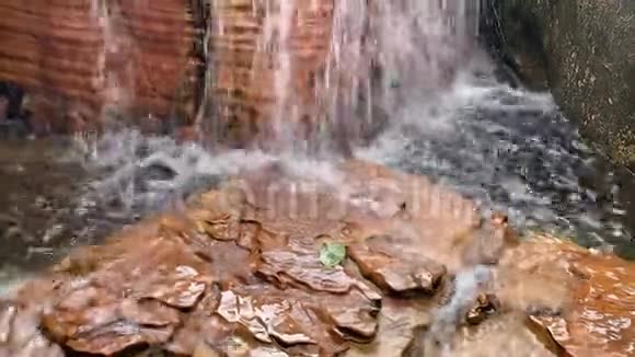 清澈干净的瀑布12秒视频的预览图