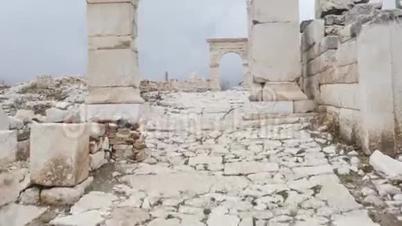 土耳其萨加拉索斯考古遗址的通道拱门视频的预览图