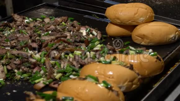 慢动作供应商在钢烤架上烹饪台湾猪肉夜间市场视频的预览图
