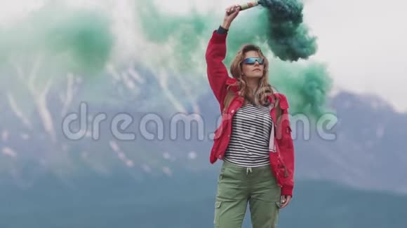 有烟棒的女性旅行者给了一个标志并用彩色烟雾吸引了人们的注意带着有色人种的旅游女孩视频的预览图