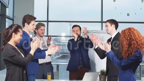 一群商人庆祝胜利视频的预览图