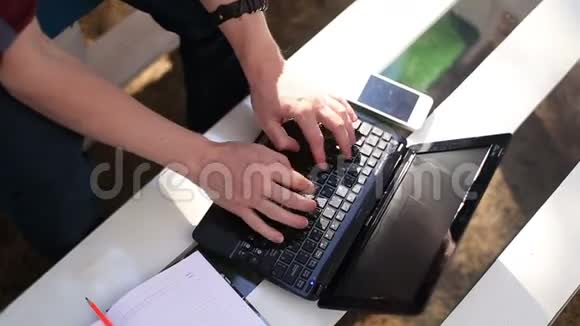 在户外使用数字笔记本电脑视频的预览图