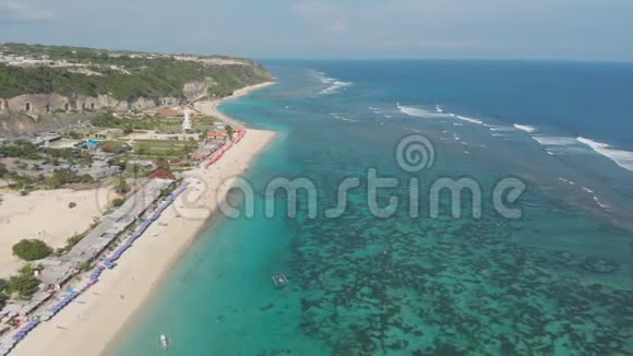 鸟瞰巴厘岛潘泰潘达瓦海滩印度尼西亚视频的预览图