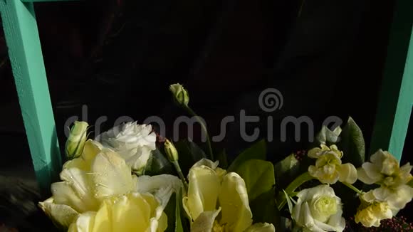 美丽的春花花束放在木箱里构图是旋转的视频的预览图