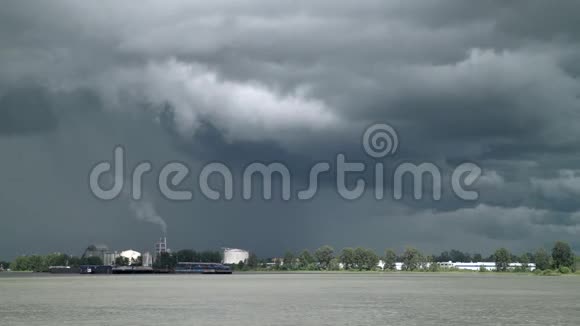 闪电和风暴云弗雷泽河4KUHD视频的预览图