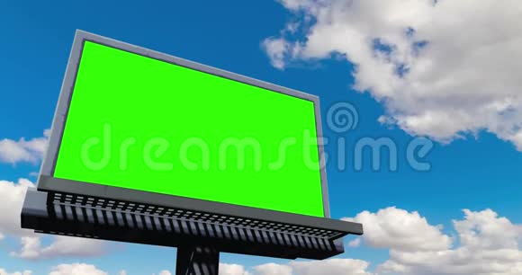 带彩色钥匙绿色屏幕的空广告牌蓝天上有云时间推移广告视频的预览图